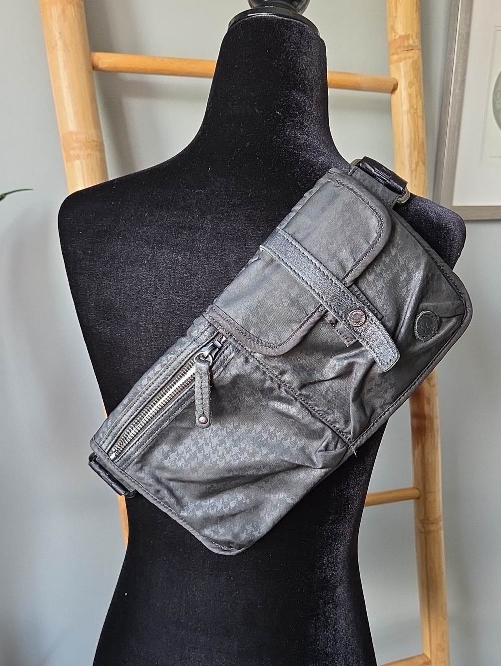 Lululemon OG Travel Pooch Belt Bag
